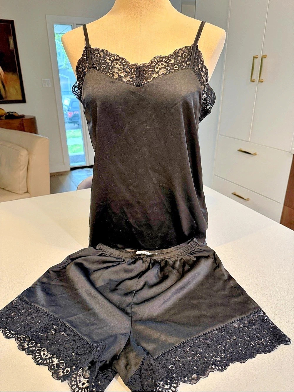 scarlett & ellie Black Lace Trim Silky Pajama Set Like New